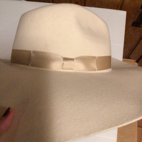 New! Lack of color  wide brim rancher